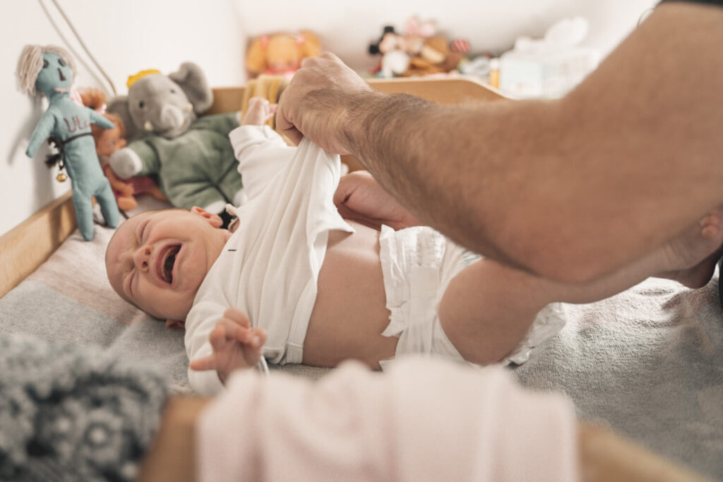 Wochenbettreportage, Wickeln, Babyfoto, Babyfotografin in Köln